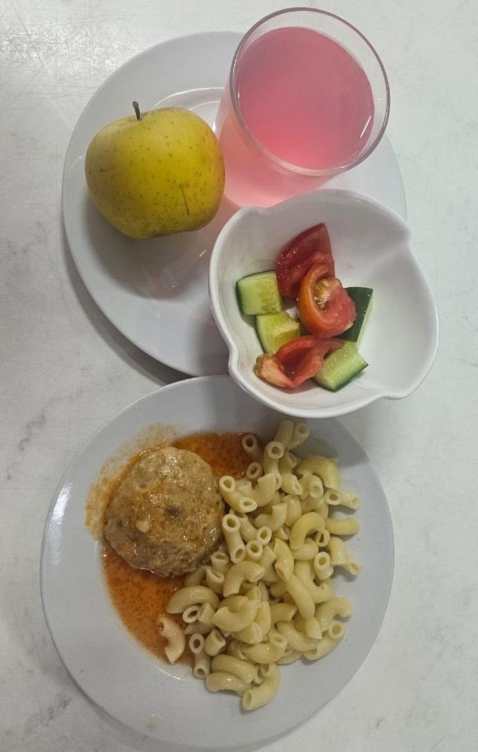 Мектеп лагерінде тамақтану / Питание в пришкольном лагере