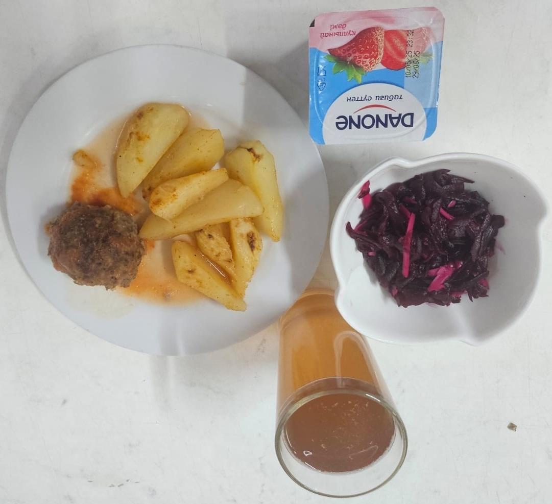 Мектеп лагерінде тамақтану / Питание в пришкольном лагере