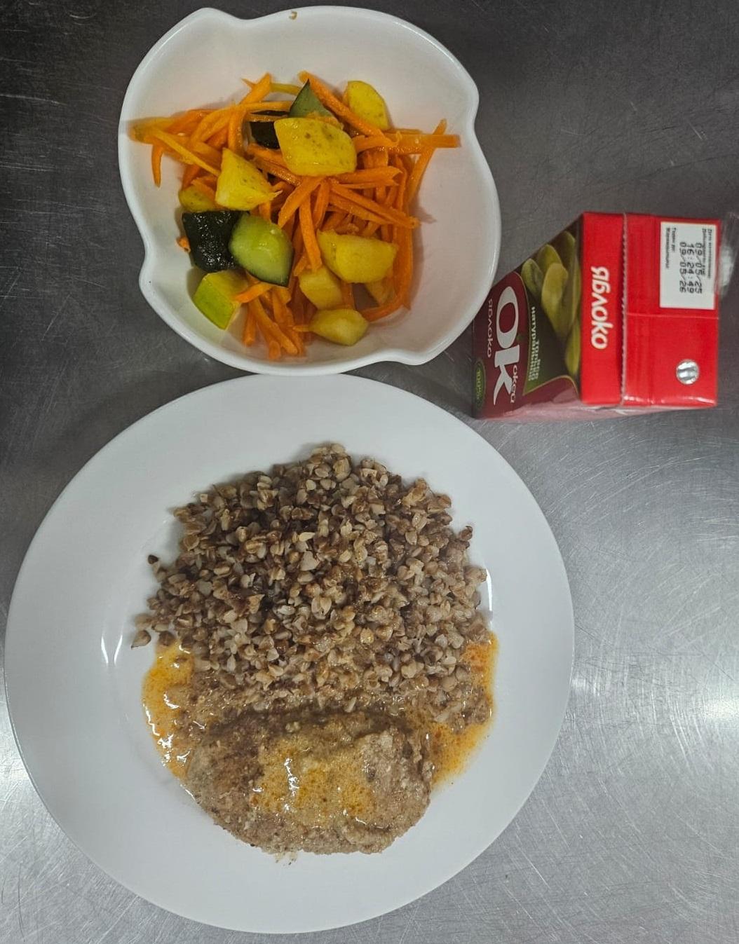 Мектеп лагерінде тамақтану / Питание в пришкольном лагере