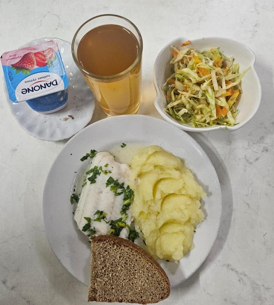 Мектеп лагерінде тамақтану / Питание в пришкольном лагере